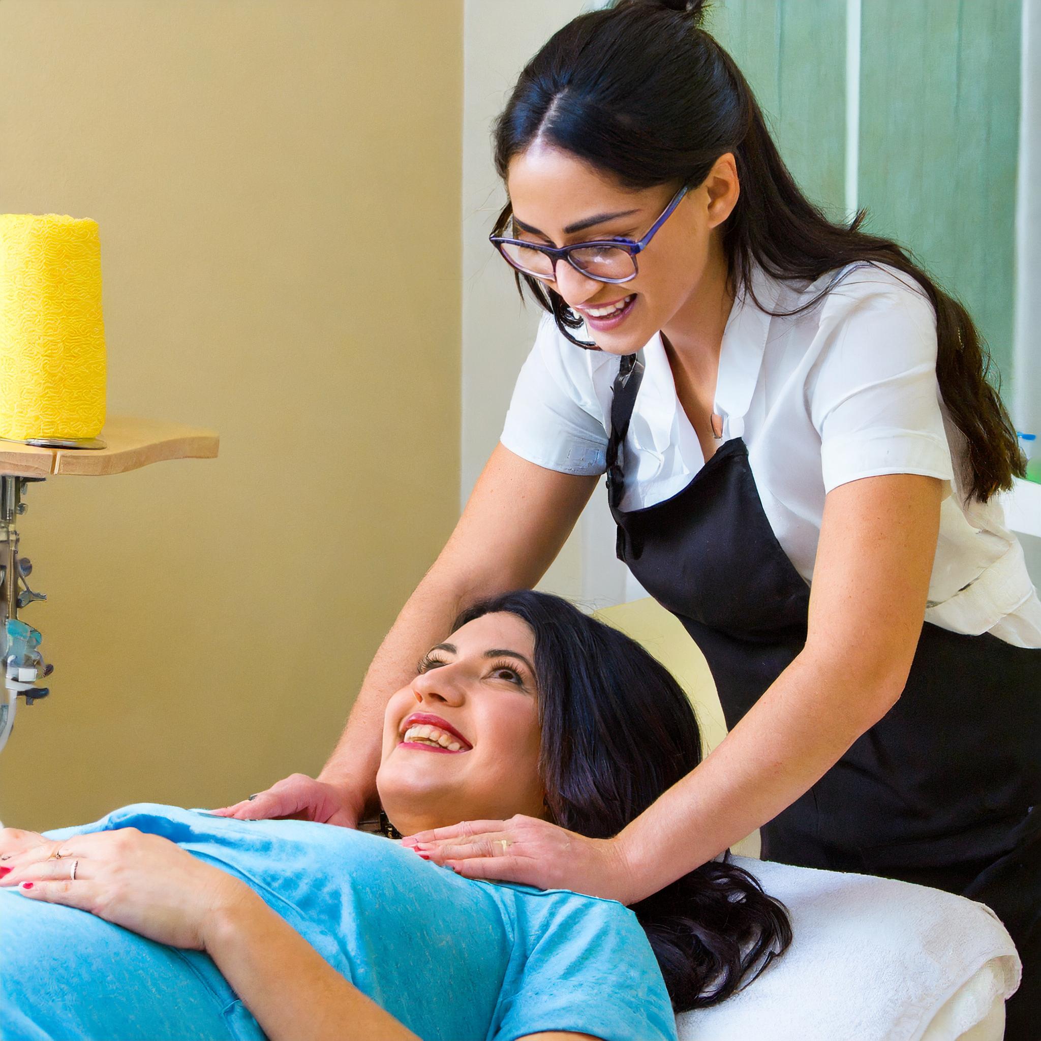 Ein zufriedener Patient, der die Praxis verlässt, nachdem er eine erfolgreiche Beratung erhalten hat.