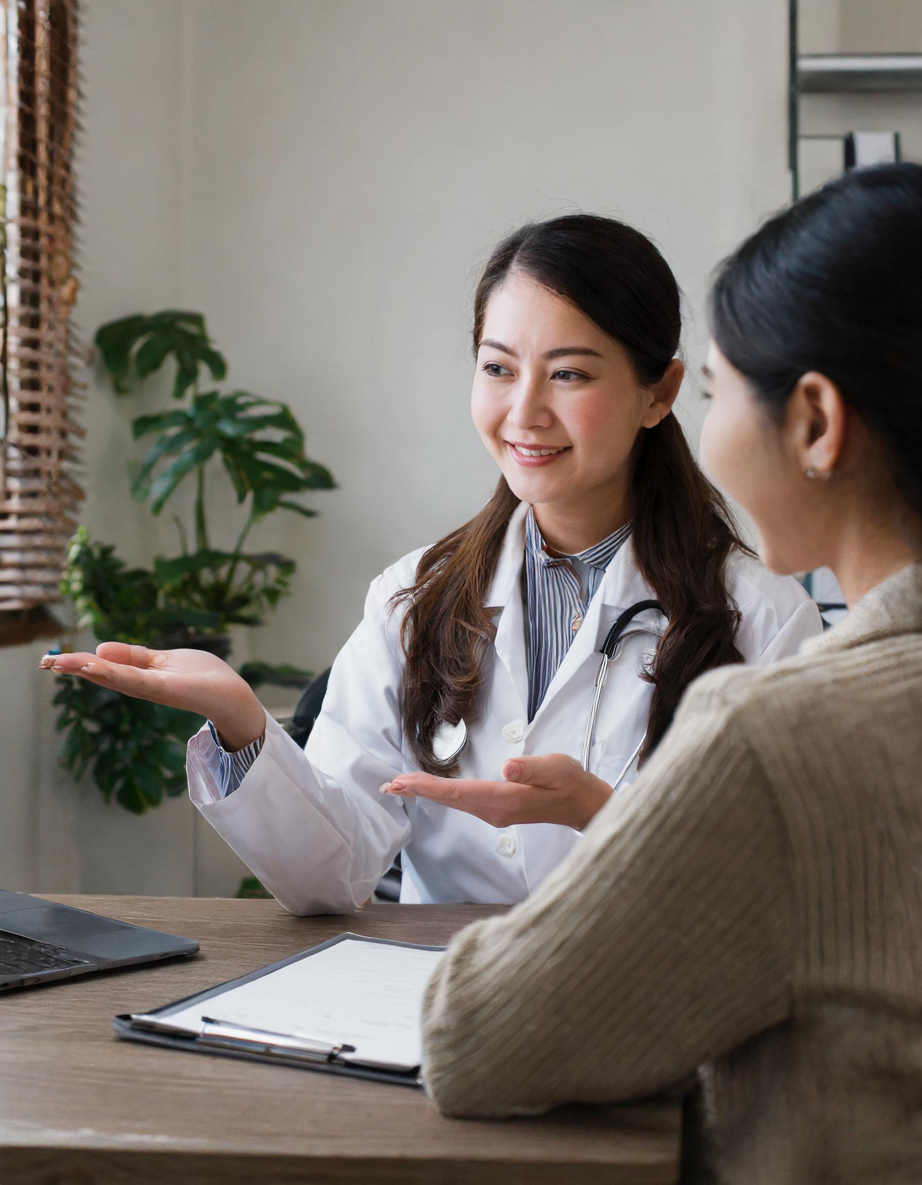 Arzt im Gespräch mit Patienten