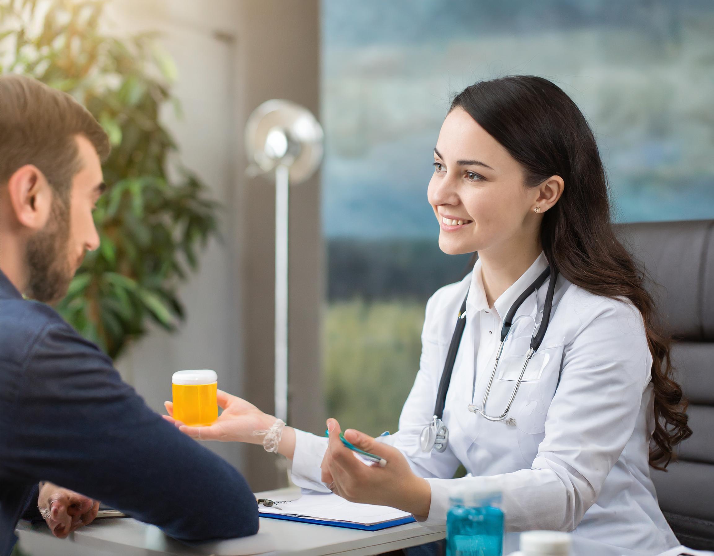 Ein freundliches Treffen zwischen einem Arzt und einem Patienten, das professionelle Gesundheitsberatung symbolisiert.